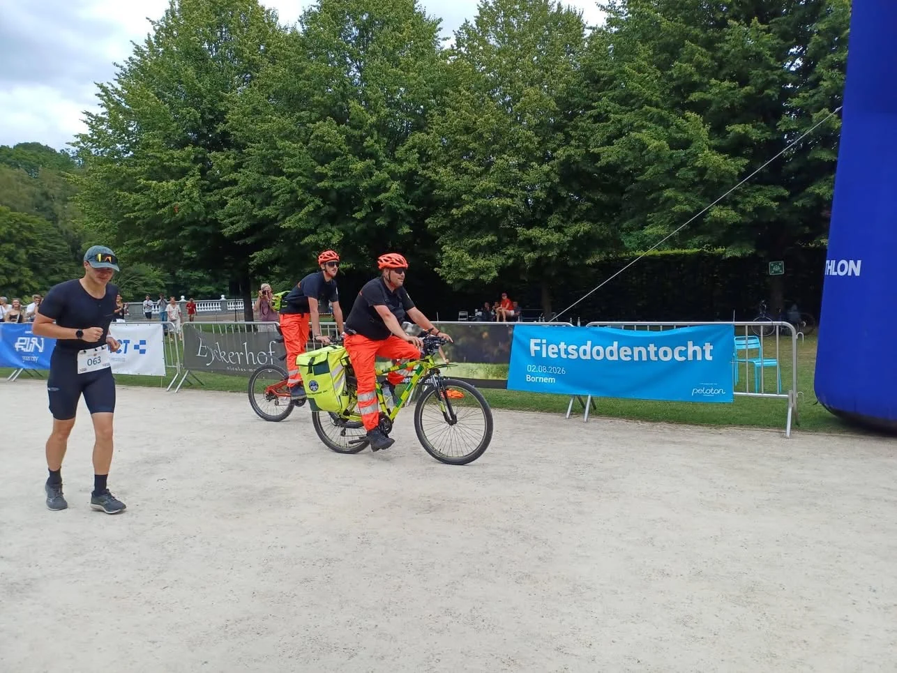 Twee CRU-fietsresponders bij een sportevenement