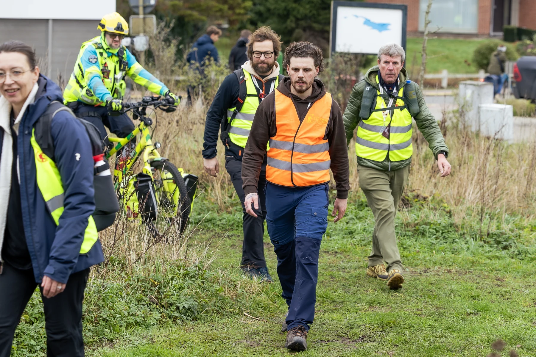 Wandelaars en fietsresponder onderweg op De Kerstmars