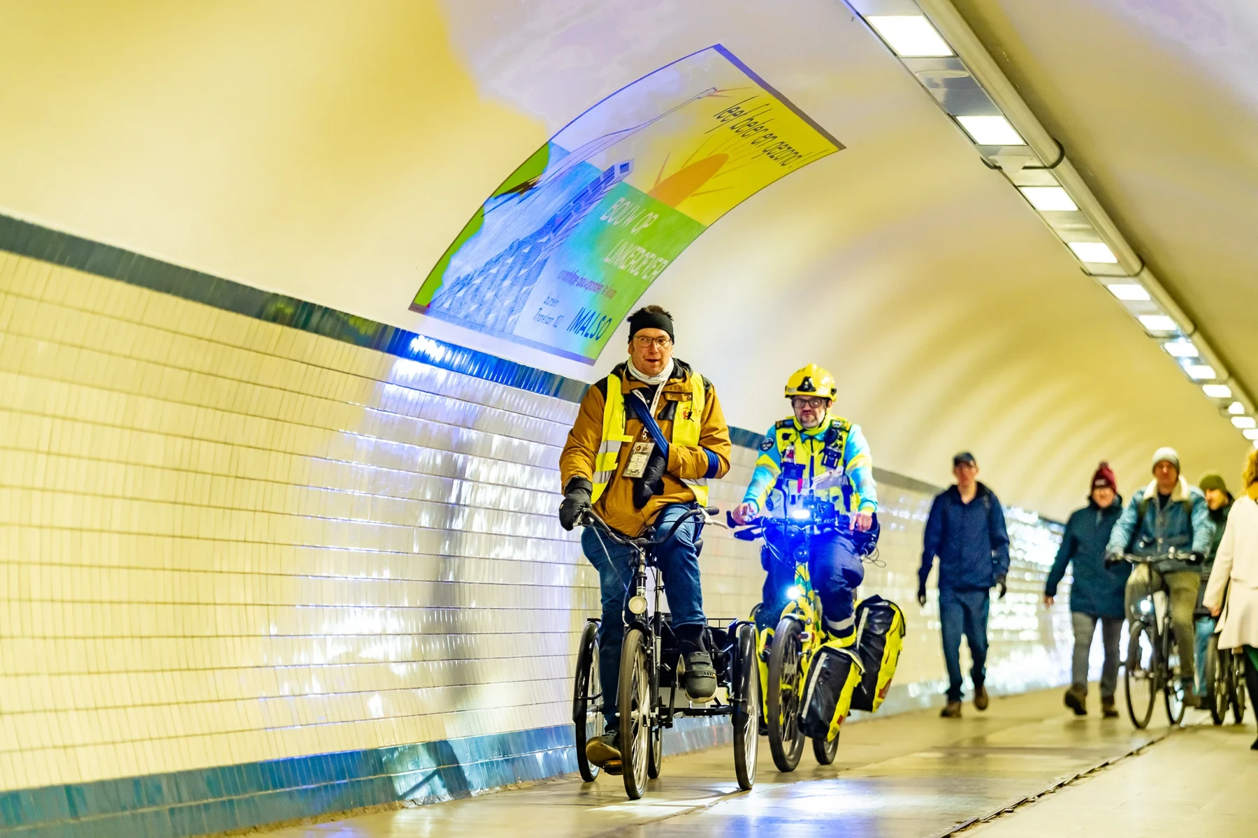 CRU-fietsresponders en wandelaars in een tunnel bij De Kerstmars